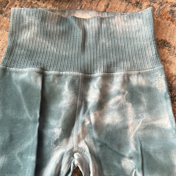 Free people Good Karma leggings size XS/S. Only wore 3 times. Very stretchy - Picture 3 of 4